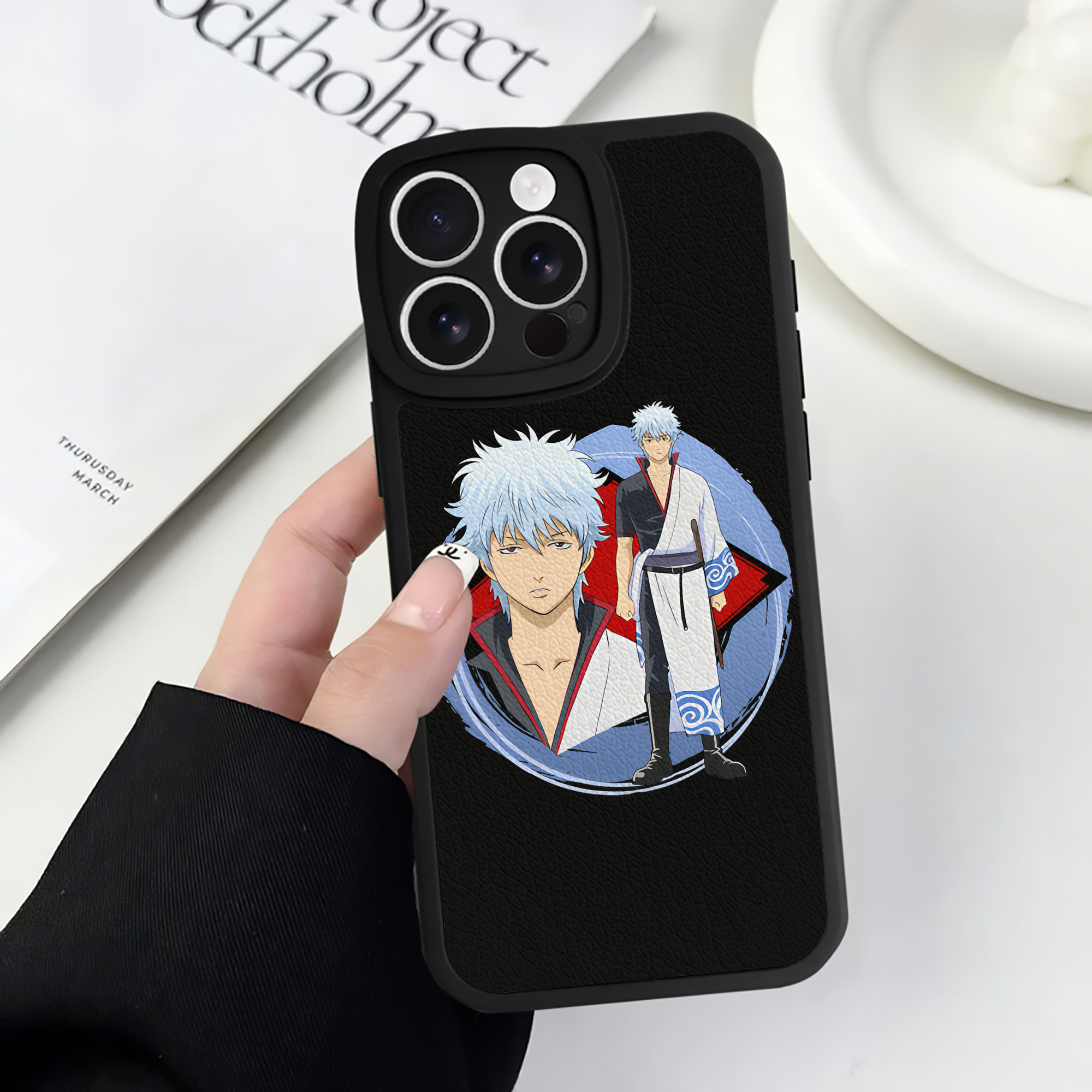 （画像用） ぎんたま 坂田銀時（さかたぎんとき） 神楽 志村新八（しむら しんぱち） GINTAMA Sakata Gintoki Kagura Shimura Shinpachi 【iPhone 16シリーズ対応】シリコンスマホケース（レザー調） 材質：シリコン